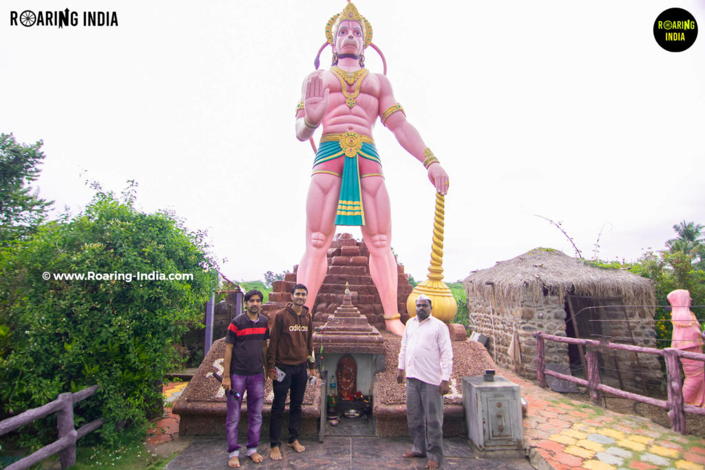 Team Roaring India with Poojari of Hanuman Temple Jambagi