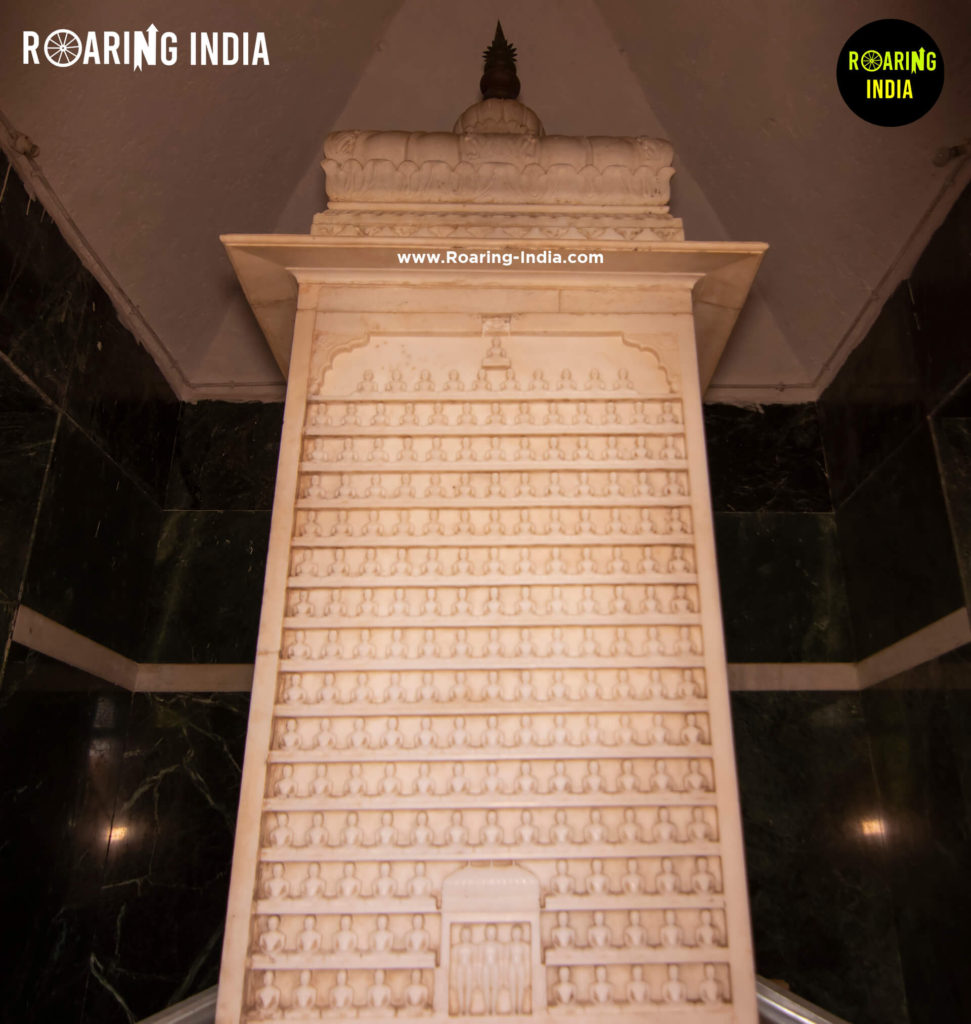 Darshan of 720 Tirthankars (Tees Chaubis Temple)