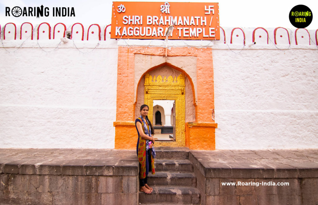Mayashree Mali at Entrance of Kagwad Shri Brahmanath Temple