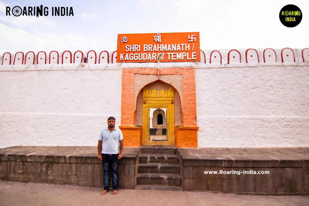 Satishkumar Gondhali at Entrance of Kagwad Shri Brahmanath Temple