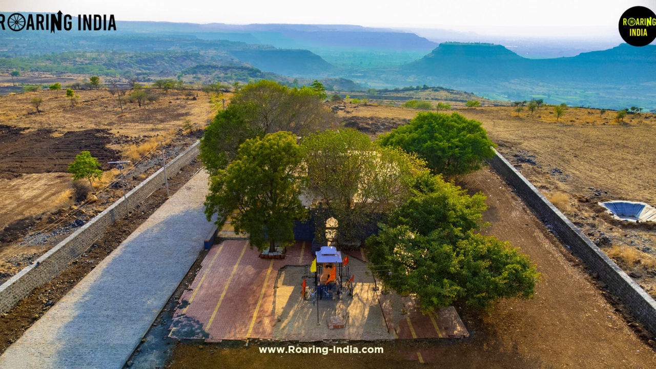 Banurgad Fort / Bhupalgad, Bahirji Naik Tomb, Banurgad