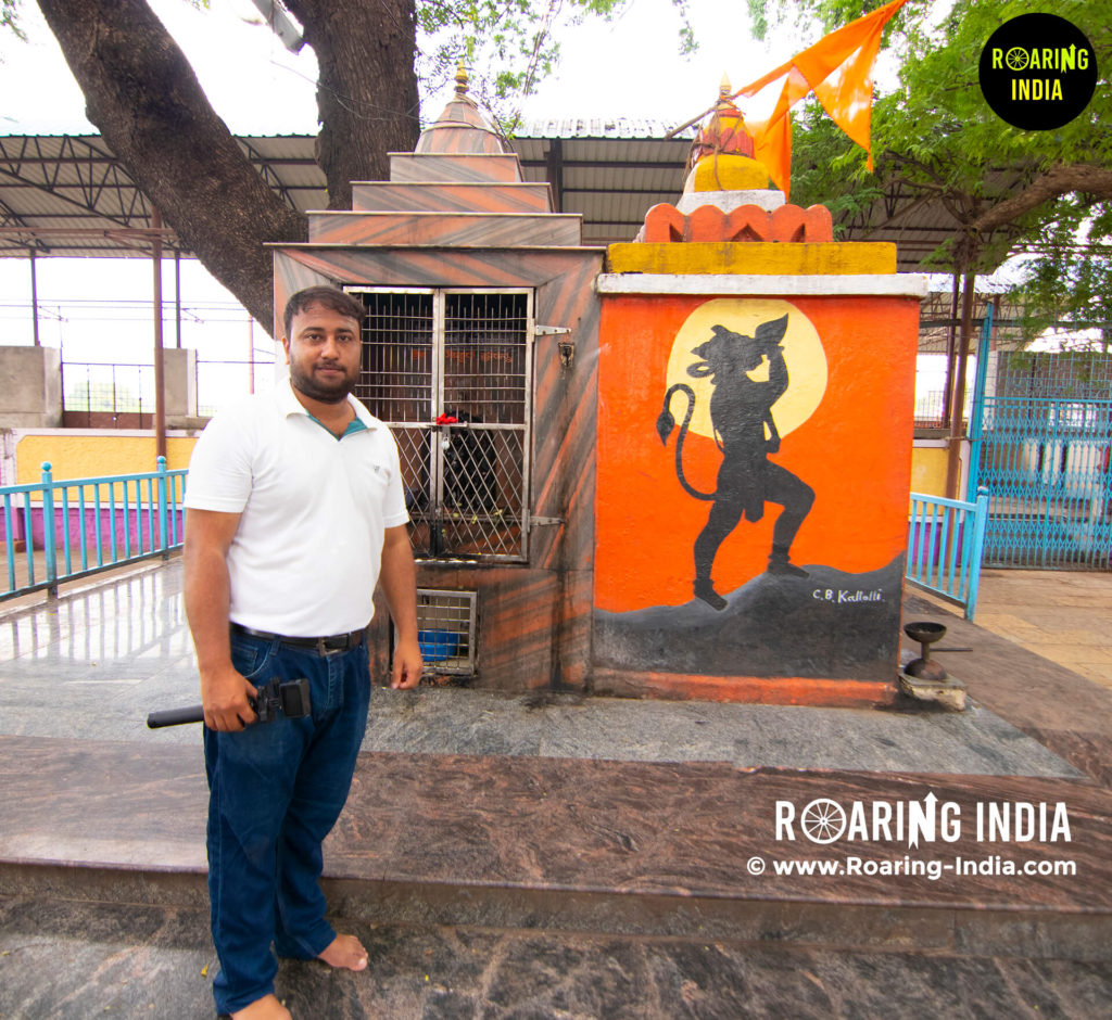 Satishkumar Gondhali in Shri Siddeshwar Temple Athani