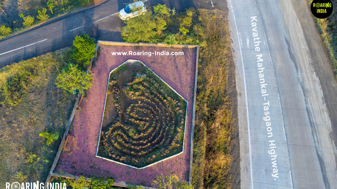 Kulwantini’s Maze / Kulwantin Kodyach Mal, Tasgaon