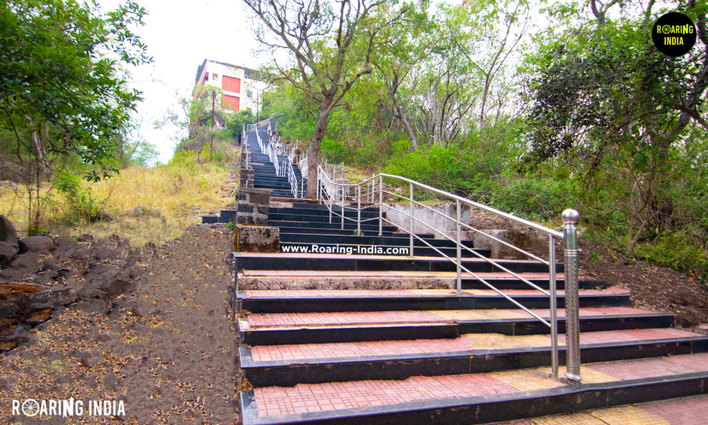 Way to Dongrai Temple Kadepur